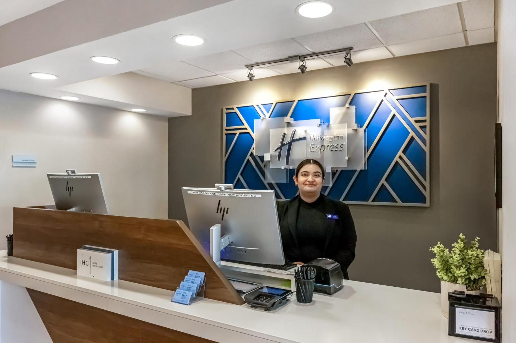 Holiday Inn Express Crestwood By Ihg מראה חיצוני תמונה