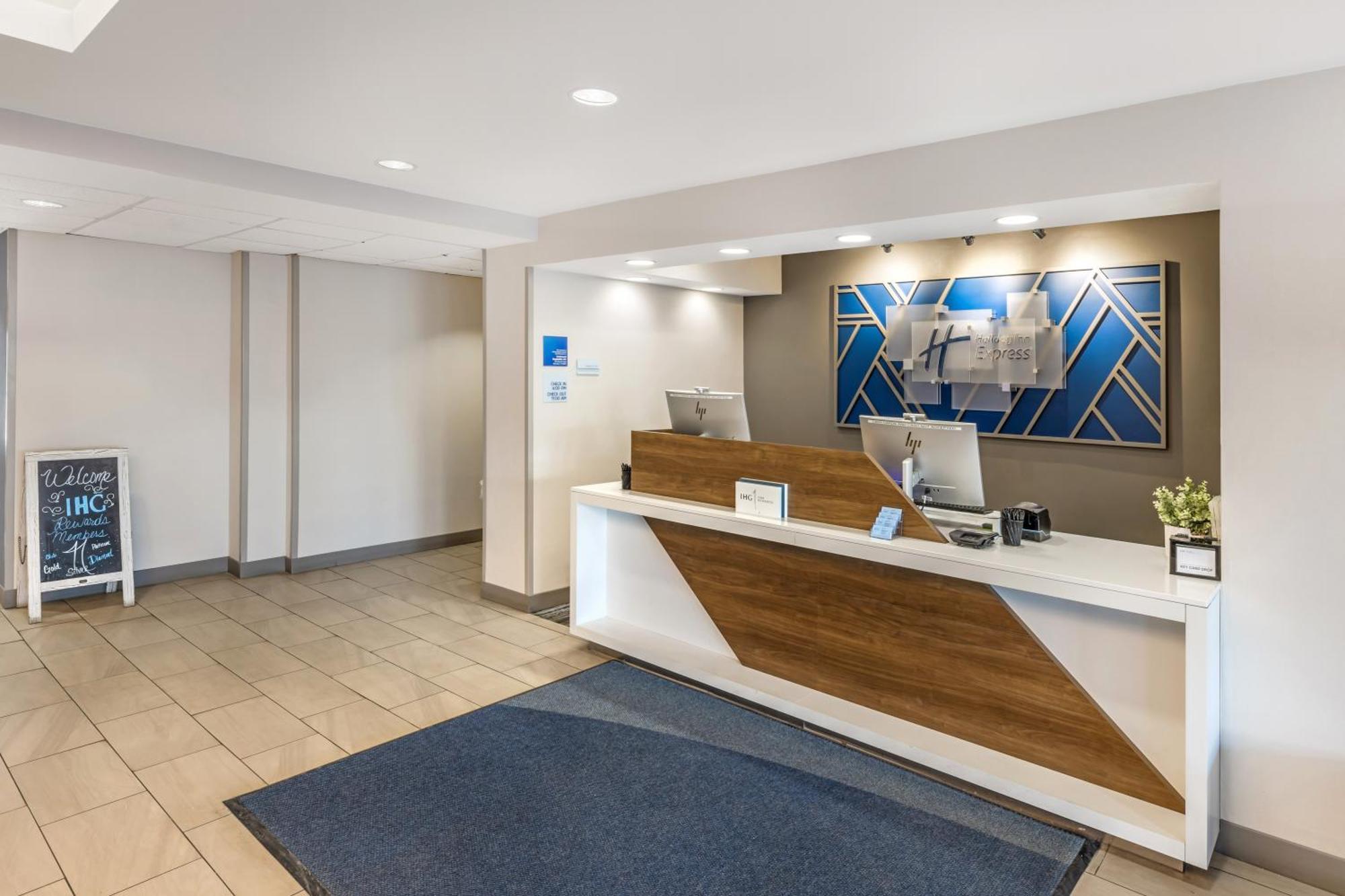 Holiday Inn Express Crestwood By Ihg מראה חיצוני תמונה