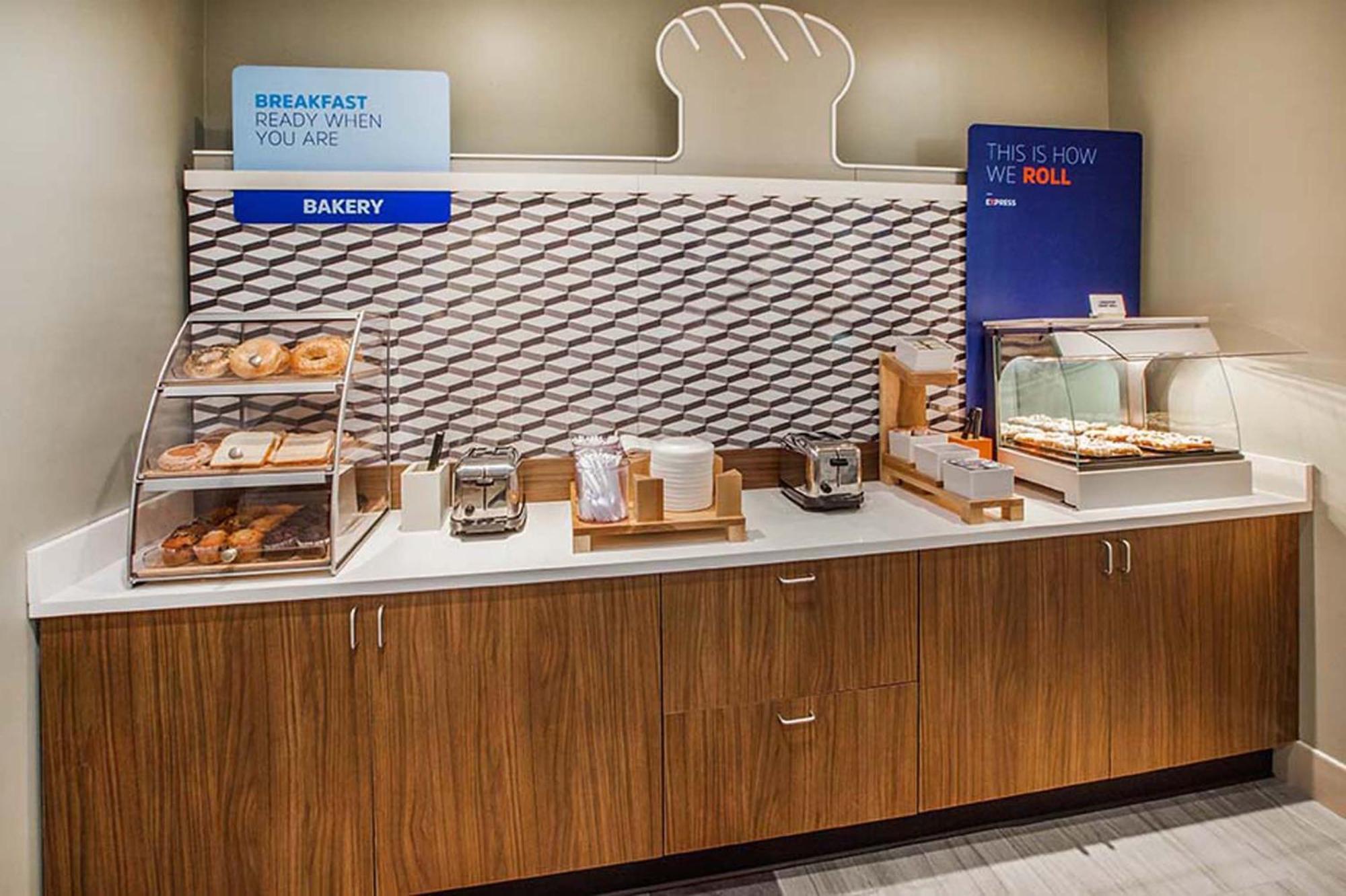 Holiday Inn Express Crestwood By Ihg מראה חיצוני תמונה